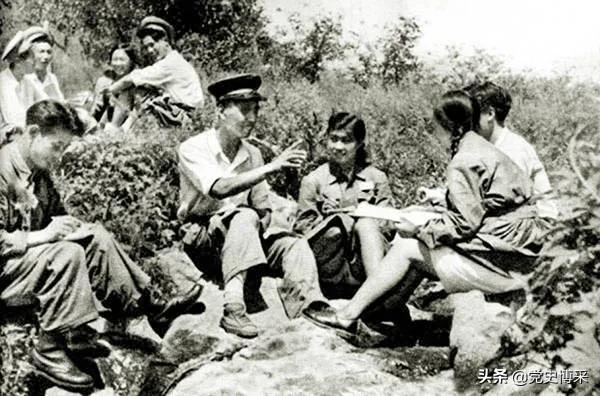 建國初期,林彪接替周恩來主持軍委工作,建議抽調大批幹部輪流入學,得到毛澤東的肯定和批准 建國初期,林彪接替周恩來主持軍委工作,建議抽調大批幹部輪流入學,得到毛澤東的肯定和批准