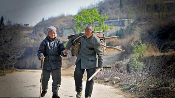 農村裡兄弟兩個分家,把父母分開各自贍養,這樣的贍養方式好嗎? 農村裡兄弟兩個分家,把父母分開各自贍養,這樣的贍養方式好嗎?