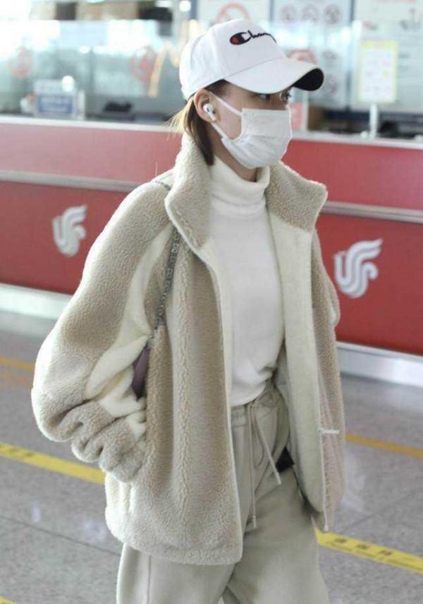 何超蓮和竇驍的衣品真挺像的,倆人穿休閒裝,感覺就像普通人 何超蓮和竇驍的衣品真挺像的,倆人穿休閒裝,感覺就像普通人