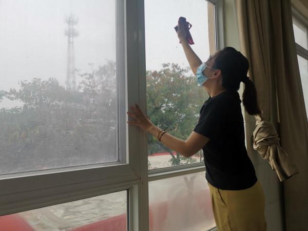 全體教師齊動手 打掃衛生迎開學 全體教師齊動手 打掃衛生迎開學