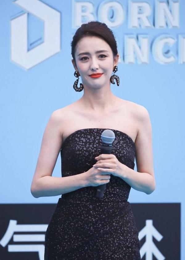 佟麗婭身上有了成熟美,抹胸開叉裙配牛角耳環,就是臉抹得有點白 佟麗婭身上有了成熟美,抹胸開叉裙配牛角耳環,就是臉抹得有點白