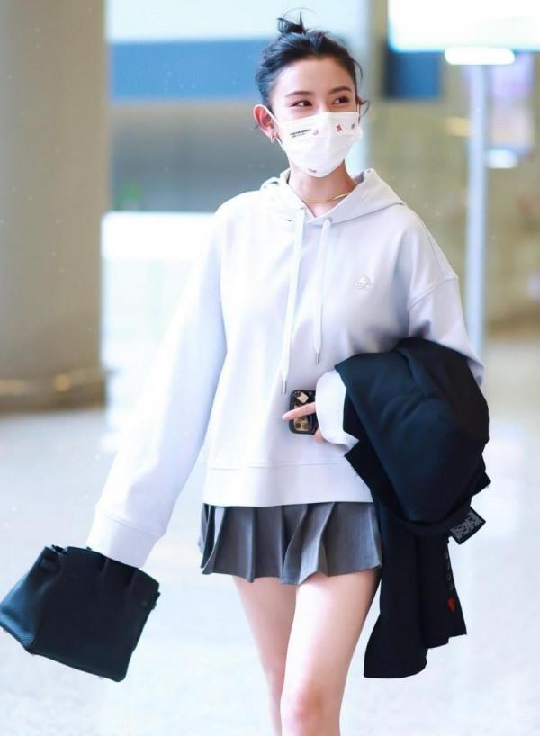 宋祖兒的“筷子腿”真絕了，穿百褶裙魅力滿滿，休閒裝也有優雅感