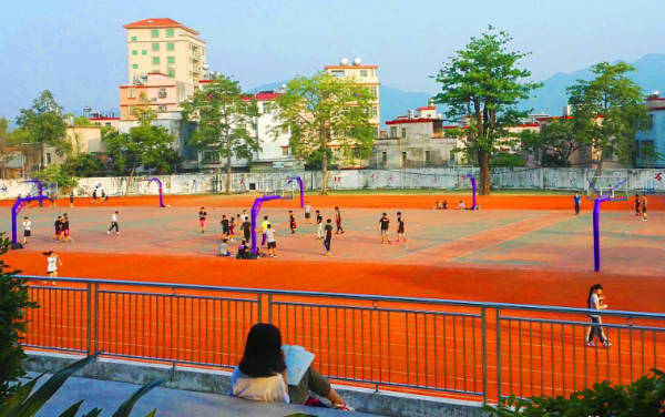 自帶牛奶不讓進學校？學生無奈蹲在校門外喝光整箱，心疼兩孩子