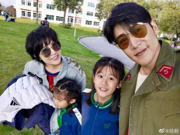上海男人陸毅罕曬一家四口恩愛照！13歲貝兒腿長1米1，差點被認成鮑蕾