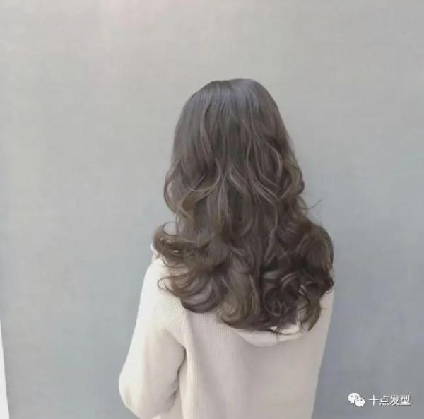 2021仍然是主流“半頭燙”,簡單好打理 2021仍然是主流“半頭燙”,簡單好打理