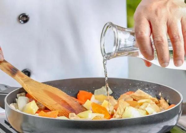 為啥你做的菜那麼難吃？炒菜常犯這4個錯誤，改掉後轉身變大廚