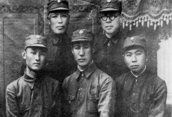 教導員上任,營長見他後愣住了:你不是常來我家收租的地主少爺嗎 教導員上任,營長見他後愣住了:你不是常來我家收租的地主少爺嗎