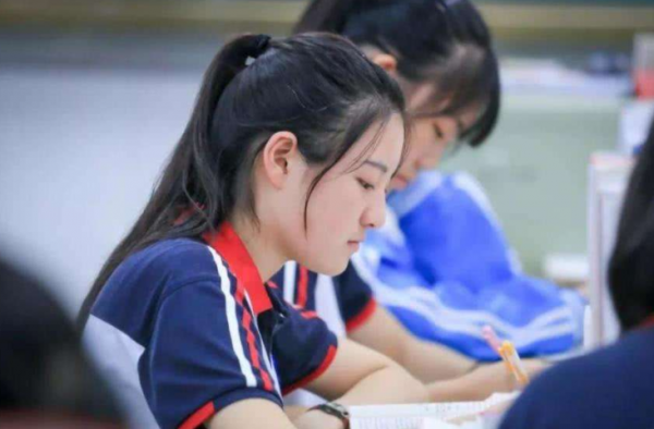 考上高中家長就能放心了？很多人沒發現，好學生的叛逆期往往更晚