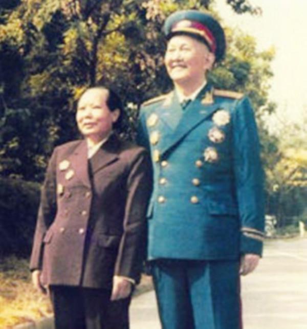 洪學智愛上一個女兵，對方嫌他是麻子臉，二哥見多識廣說到點子上