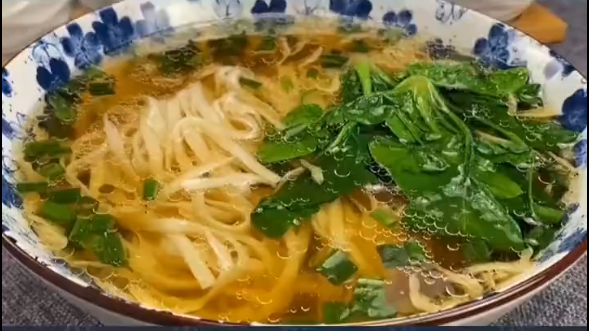 正月初七，吃上一碗家庭版清湯麵，好吃營養又暖胃，一年順順
