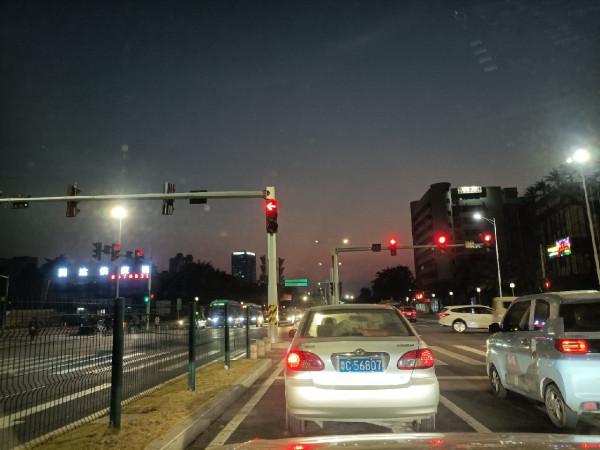 野釣河邊喜獲麥鯪，無人機組合圖案勝比煙火