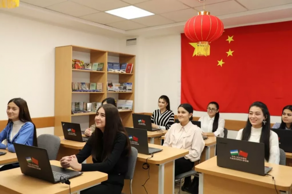 學漢語，烏茲別克認真的