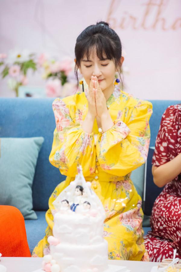 謝娜是真的會“裝嫩”，藍色印花裙搭配花朵耳環，一點不像39歲