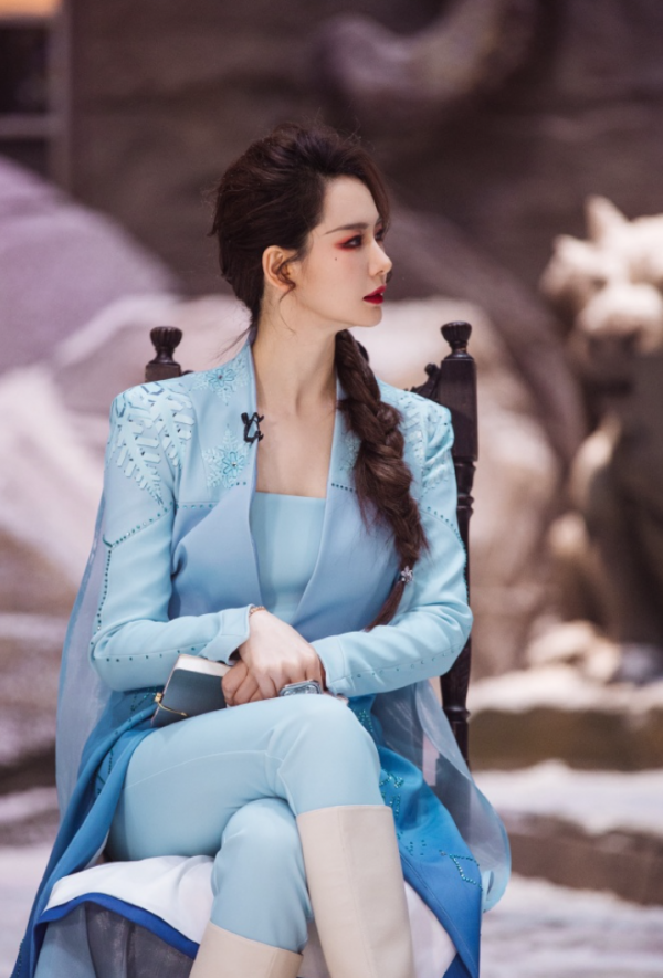 戚薇冰雪女王造型驚豔觀眾