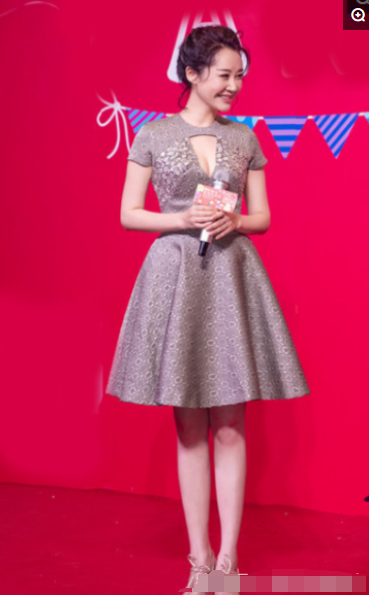 許晴活動撈金，50歲穿得像18歲，網友：她不是裝嫩，是真嫩