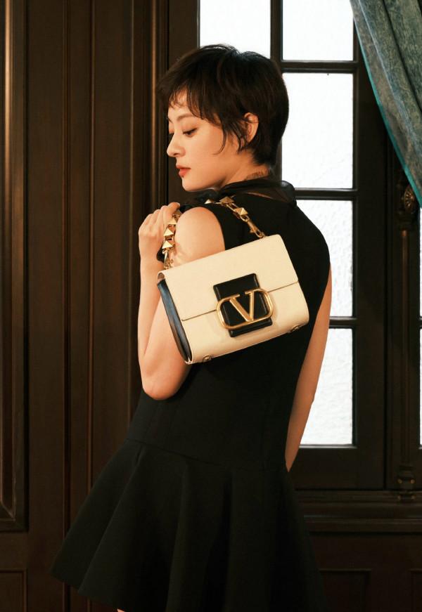 孫儷的時尚越來越難懂，穿經典小黑裙還不夠，又搭上了羽毛針織衫