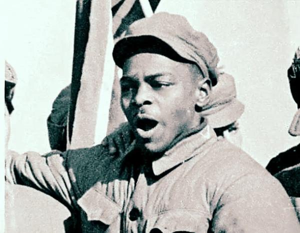 電影《長津湖》裡的伍千里為何不讓伍萬里殺那個美軍戰俘？