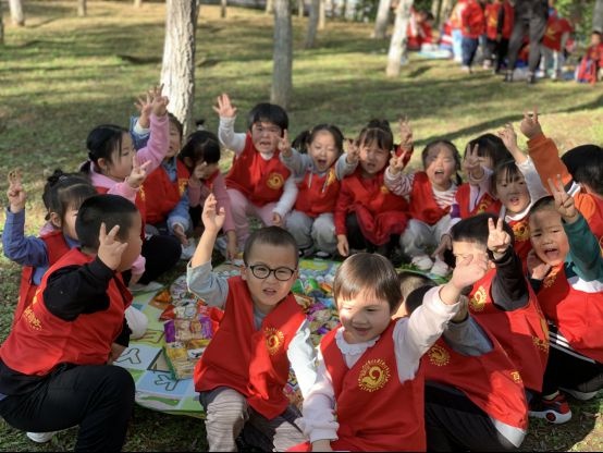 「培育和踐行社會主義核心價值觀」寬城第二幼兒園開展我帶文明同行徒步秋遊活動