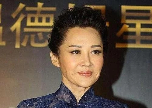 真成老太太了！許晴51歲也不算太老，但燙了這個要命的捲髮