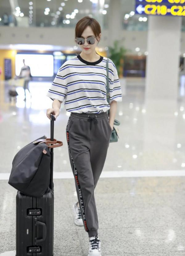 劉詩詩“大爺式”坐姿亮了!穿運動服的女明星有多美 劉詩詩“大爺式”坐姿亮了!穿運動服的女明星有多美