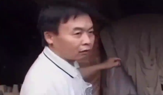 當年，八旬失明老婦在女兒家住豬圈，後又在深冬被女兒丟在野外