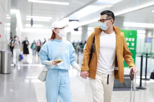 何超蓮真是富家千金，運動套裝穿出高階範，牽手竇驍力破分手傳聞