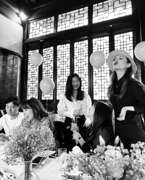 朱珠女兒命名儀式太隆重！齊聚京圈名流，朱珠產後穿黑白裝狀態佳