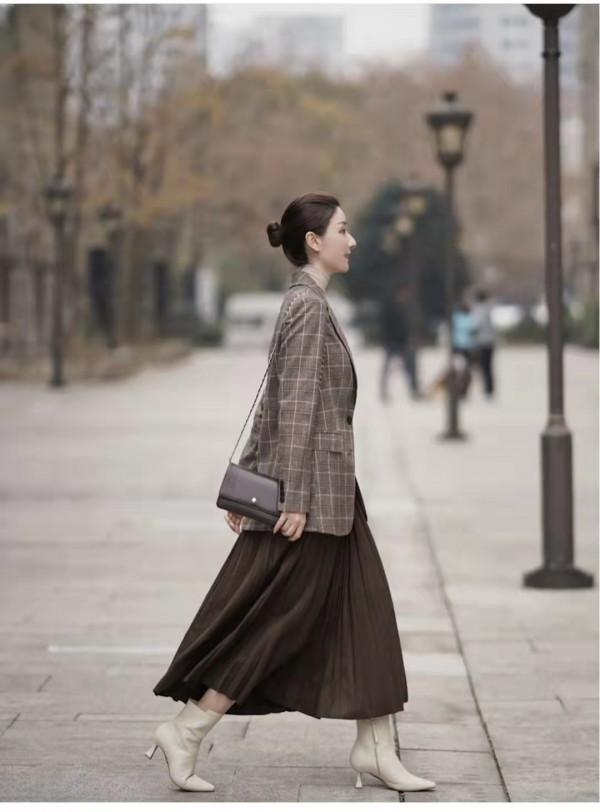 咖色半身裙搭配什麼顏色上衣好看