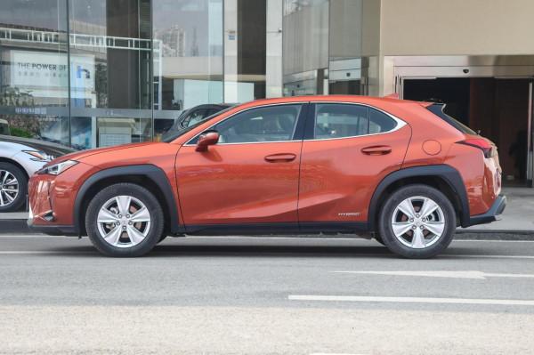 雷克薩斯UX：油電混動，搭載2&period;0L&plus;E-CVT，油耗經濟，造型動感