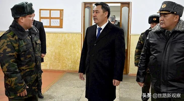 扎帕羅夫授予64479部隊戰鬥旗幟 扎帕羅夫授予64479部隊戰鬥旗幟