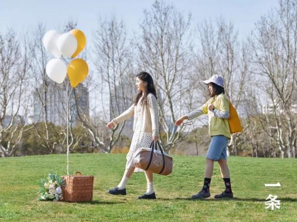 等下個晴天，咱們帶著這套自動充氣帳篷、床墊，去露營吧