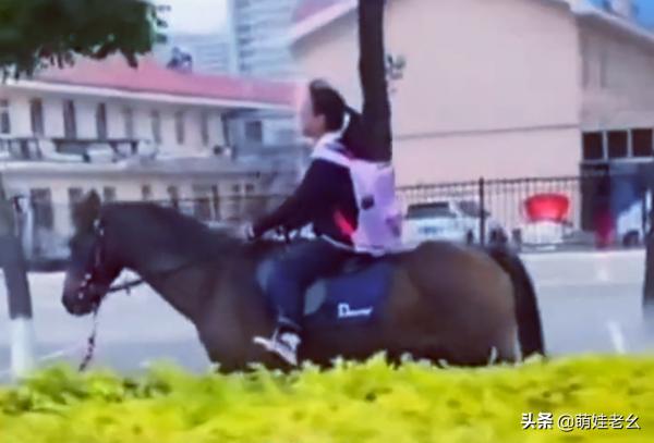 內蒙古一女孩上下學寶馬接送，還有專門的司機，網友：太拉風了