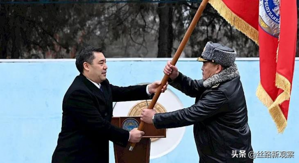 扎帕羅夫授予64479部隊戰鬥旗幟 扎帕羅夫授予64479部隊戰鬥旗幟