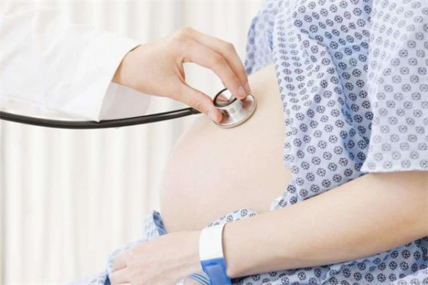 她拒絕減胎，冒著風險產下4胞胎，今全家幫忙帶娃的場景讓人羨慕