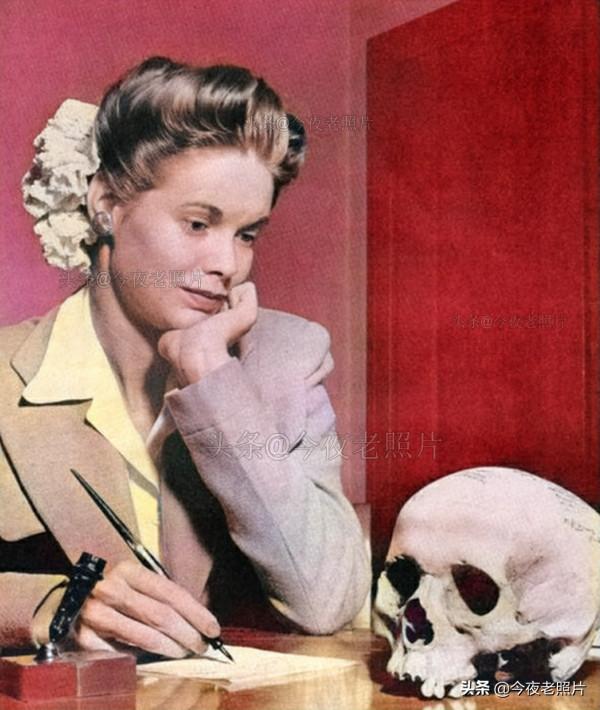 老照片：德軍擠羊奶，美軍將日軍頭顱送給女友，溥儀同戰犯下圍棋