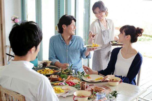 飯桌上的這幾個習慣要留意，多半人品有問題，細節看出人品