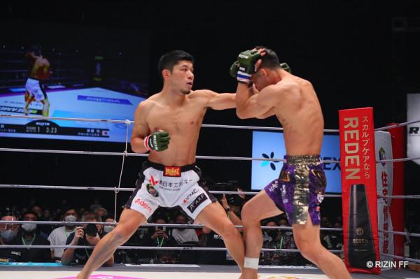 牛久絢太郎TKO齋藤裕奪得RIZIN羽量級冠軍金腰帶