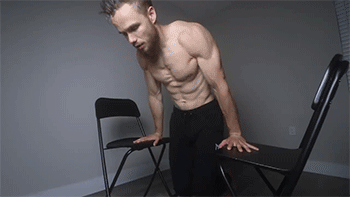 8個居家動作，不上健身房、照樣練出“迷人倒三角”