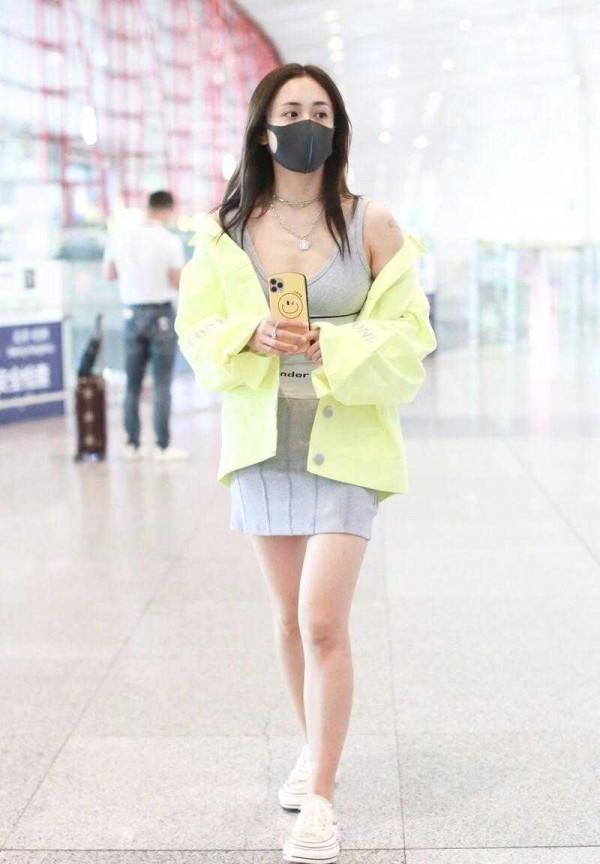 劉芸走機場真的好敢穿,運動背心裙配襯衫,身材有點肉感更好看 劉芸走機場真的好敢穿,運動背心裙配襯衫,身材有點肉感更好看