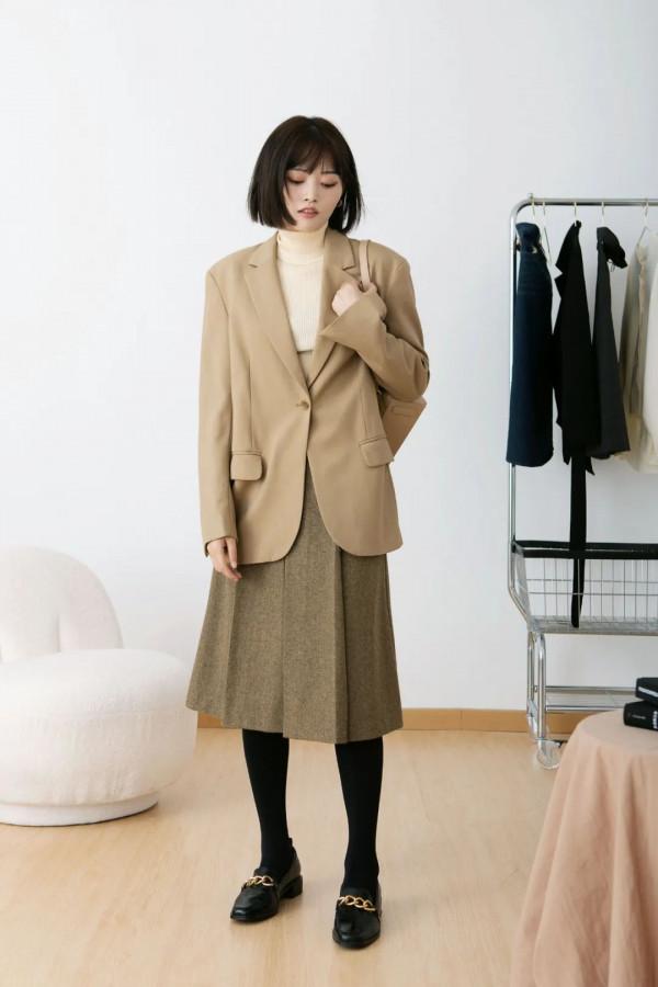 冬天怎麼穿裙裝？8套冬天不露腿的裙裝示範，保暖又好看