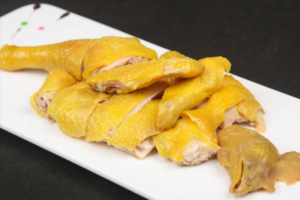 廣東人教你做白切雞，3個技巧要掌握，皮脆肉嫩，色澤金黃沒腥味