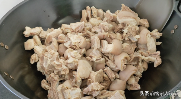 廣式羊肉煲正宗做法，掌握好關鍵一步，皮爽肉香味美，越吃越過癮