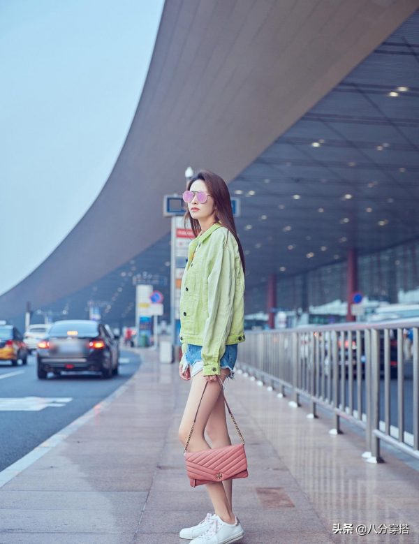 瘦下來的穎兒氣質真不賴，黑色禮服配絲絨手套，化身復古名媛