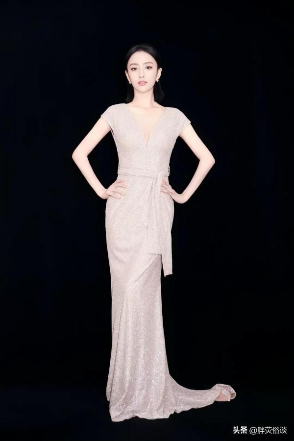 黑長直配上珍珠裙，這樣的佟麗婭美的好精緻
