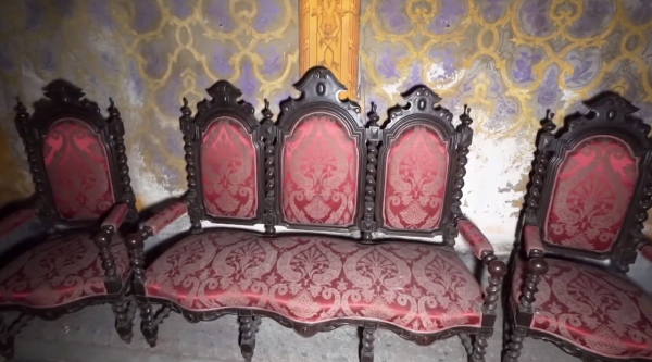 一座古老廢棄的城堡，屋內留下了精美的古董傢俱