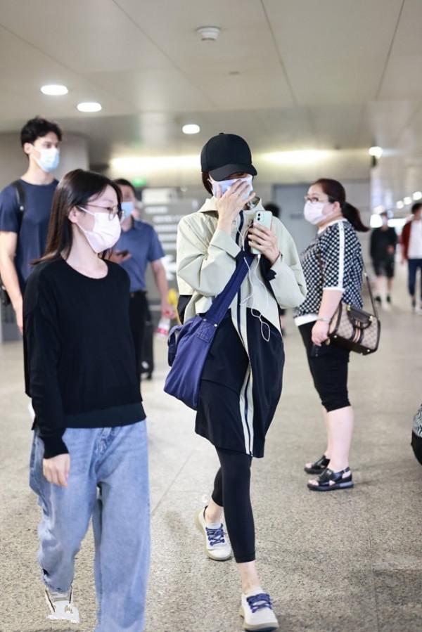 袁泉出現在機場，穿高領夾克下搭小腳健身褲，是怎麼保持身材的？