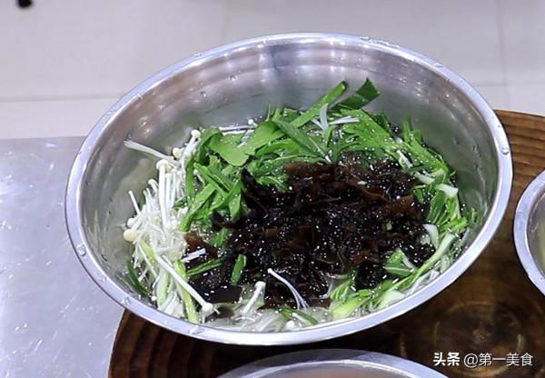 一把金針菇,一塊雞胸肉,廚師長教你做養生湯,清淡少油,味道鮮 一把金針菇,一塊雞胸肉,廚師長教你做養生湯,清淡少油,味道鮮