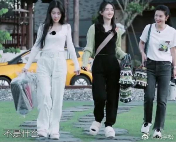 終於懂得張碧晨的美，穿的毛衣很獨特，用筷子盤發更溫柔