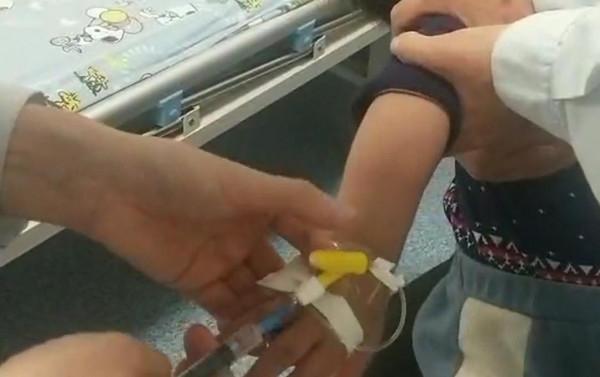 3歲男孩身上的10隻手，緊緊抓著的，是不能放過的希望