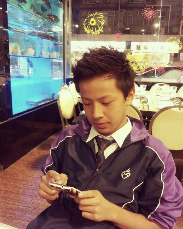 姚樂怡公開24歲弟弟近照，長相帥氣像吳尊，姐弟相差24歲感情要好